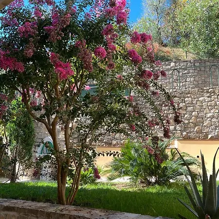 Vittoriale - Pool And Parking Apartment